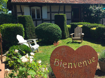 Le jardin devant la maison des chambres d'hôtes