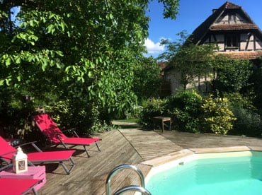 Chaises longues au bord de la piscine